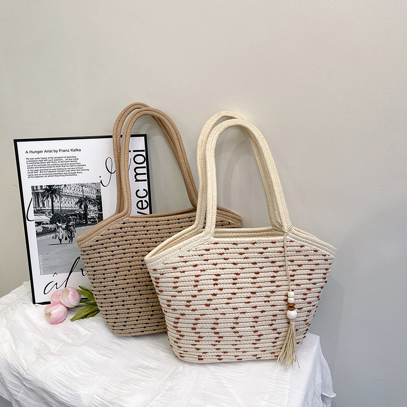 A trendy and stylish underarm bag for summer, a simple single-shoulder bag for women, and a fashionable, casual, and high-quality bag full figure