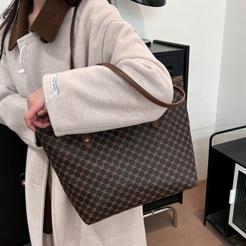 A simple and fashionable large-capacity bag for women in 2025, a trendy six-year tote bag for women, a large-capacity single-shoulder bag for commuting details Picture