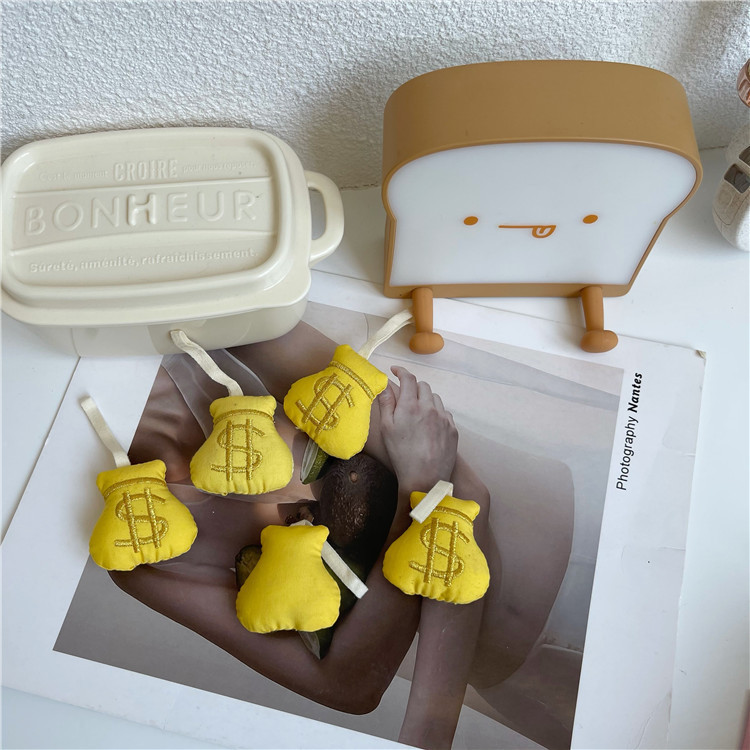 Original simple cartoon keychain pendants with cute ins wallets and bags Specification drawing