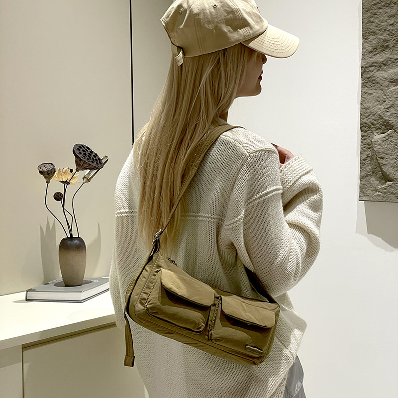 Colorful Fox's new Japanese and Korean women's nylon motorcycle bag, a casual commuting, artistic and cute single-shoulder bag Application Scenario