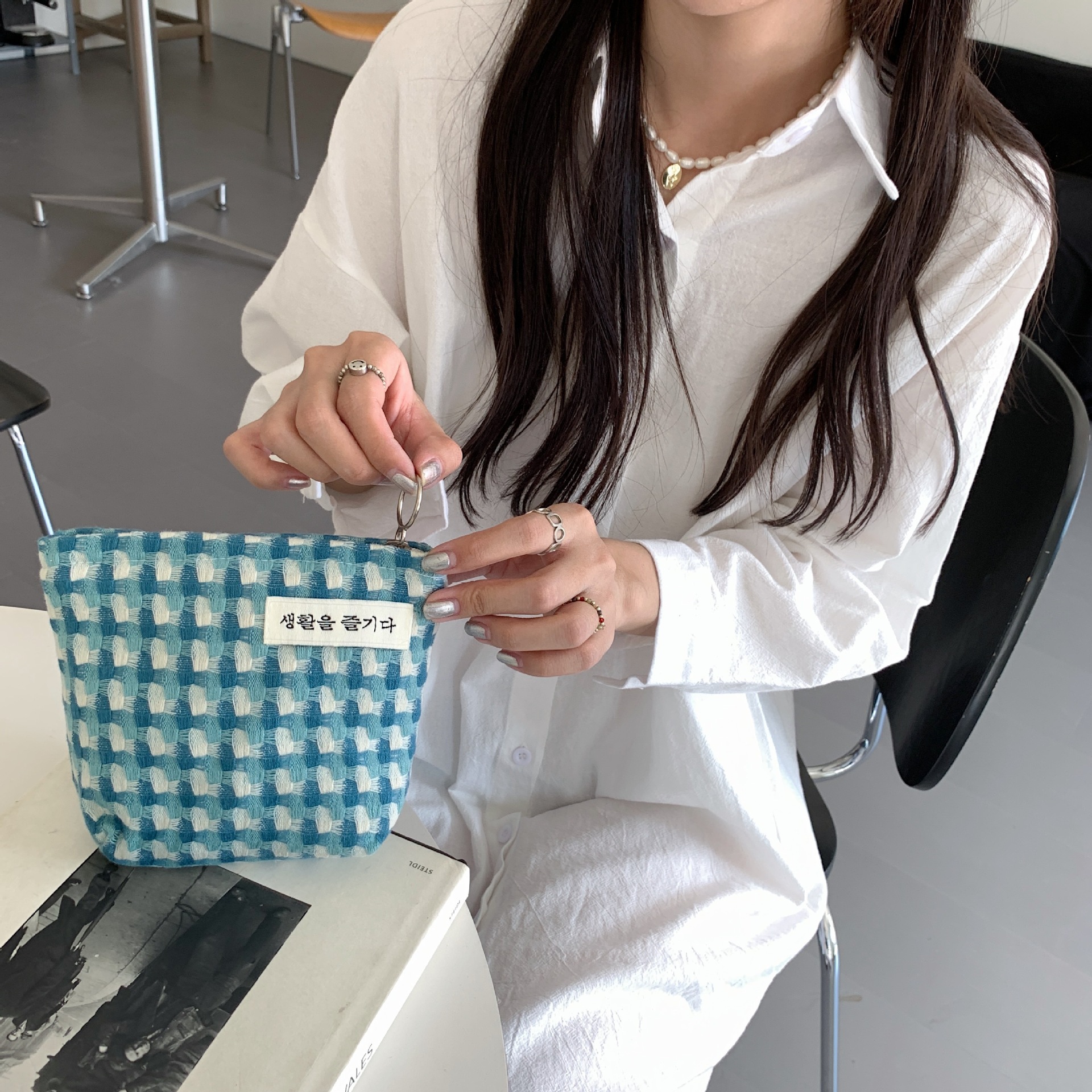 28164 New lake blue Ins-style patterned cosmetic bag, portable travel storage bag, large-capacity textured pen case Specification drawing