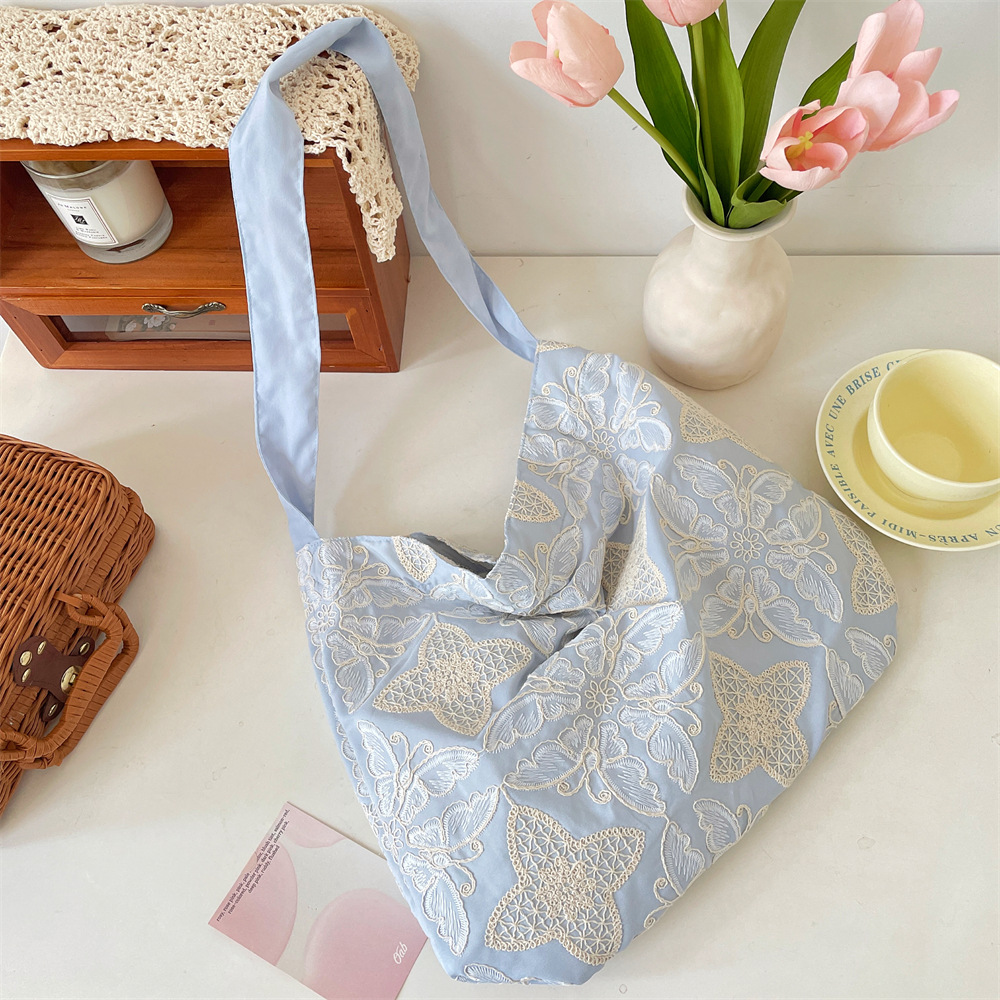 56141 New Chinese-style three-dimensional embroidery stylish large-capacity underarm bag for women, a new single-shoulder bag for work and commuting Application Scenario