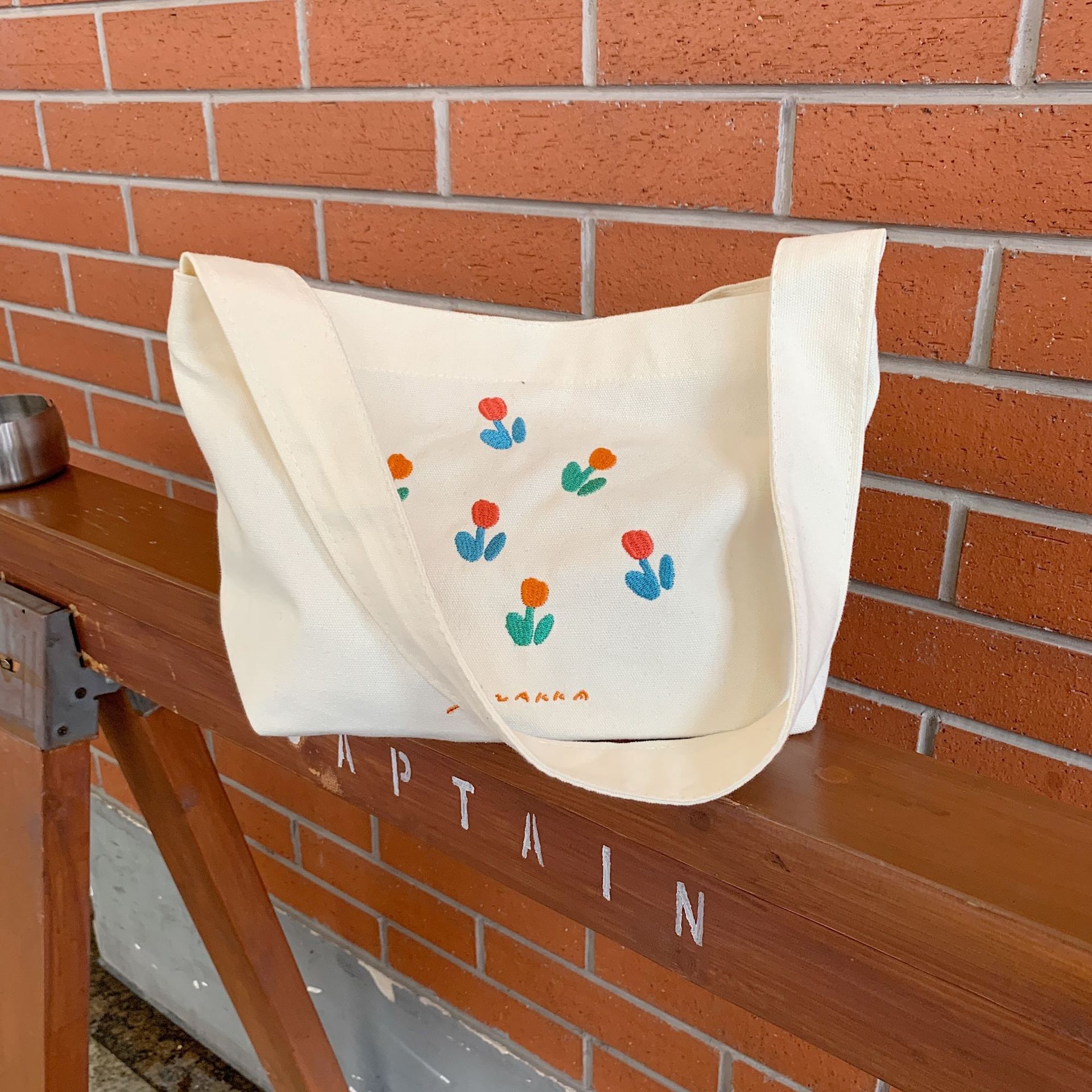 26221 Cute tulip single-shoulder canvas shoulder bag, simple and fresh student tote bag for class Application Scenario