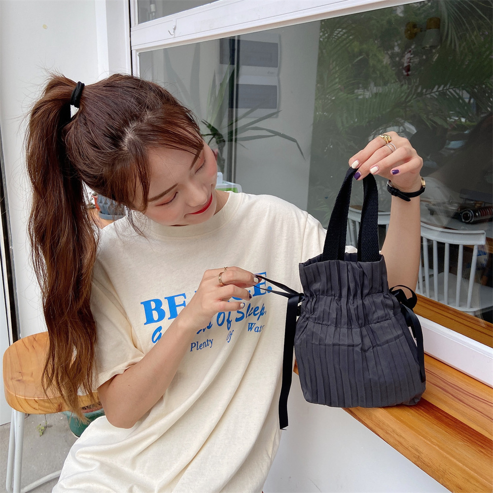 05222 solid color handbag, with a pleated drawstring and a closed opening design, is a portable toiletry bag for business trips and travel, capable of storing miscellaneous items Application Scenario