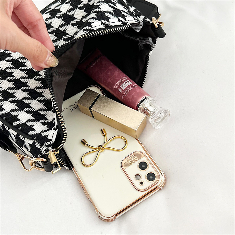 The 2021 new Korean version of the cute and fresh checkered mother-and-child bag for women is popular this year. It's a simple and stylish single-shoulder crossbody small square bag Application Scenario