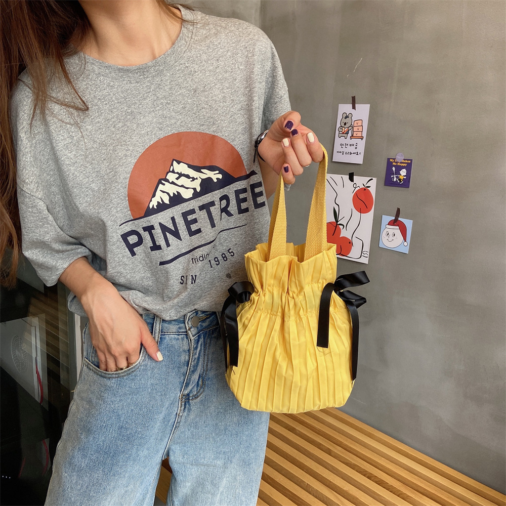 05222 solid color handbag, with a pleated drawstring and a closed opening design, is a portable toiletry bag for business trips and travel, capable of storing miscellaneous items full figure