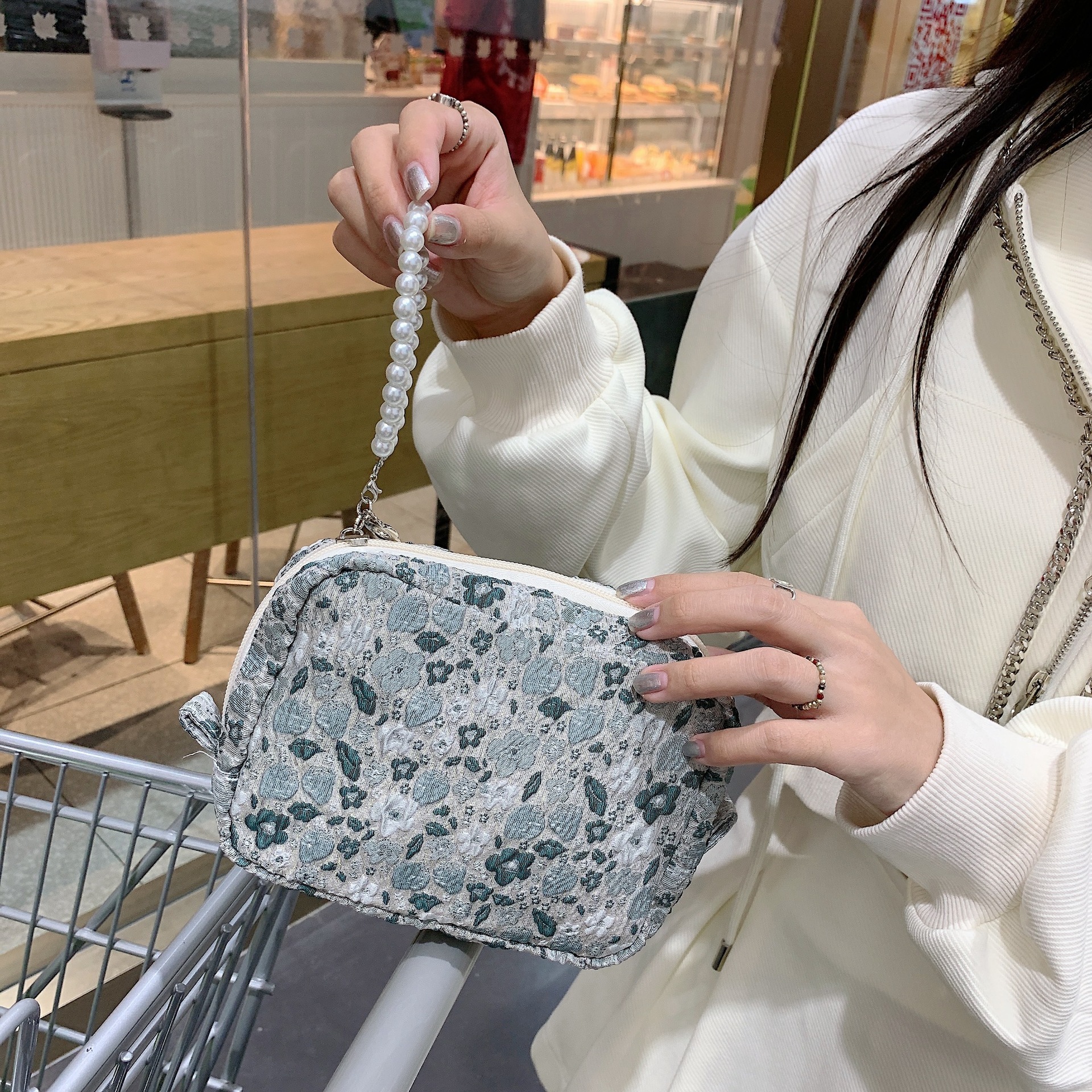 28172 Pearl pendant tassel hand-held cosmetic bag, embossed French storage bag, compact hand-held handbag Item Picture