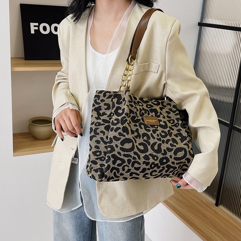 Large-capacity casual commuting single-shoulder bag, new autumn and winter trendy and simple handbag, fashionable and versatile tote bag wholesale details Picture
