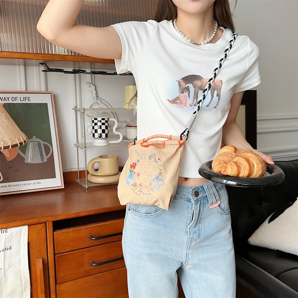 45301 InS-style exquisite embroidered mini Oxford cloth bag, handbag, sundries, cosmetics storage, mobile phone case Application Scenario