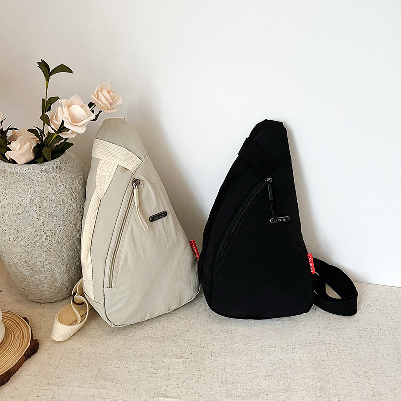 The new solid-color trendy single-shoulder bag is selling well. It features a fashionable and simple small-capacity crossbody bag that is casual and versatile, as well as a lightweight sports bag full figure