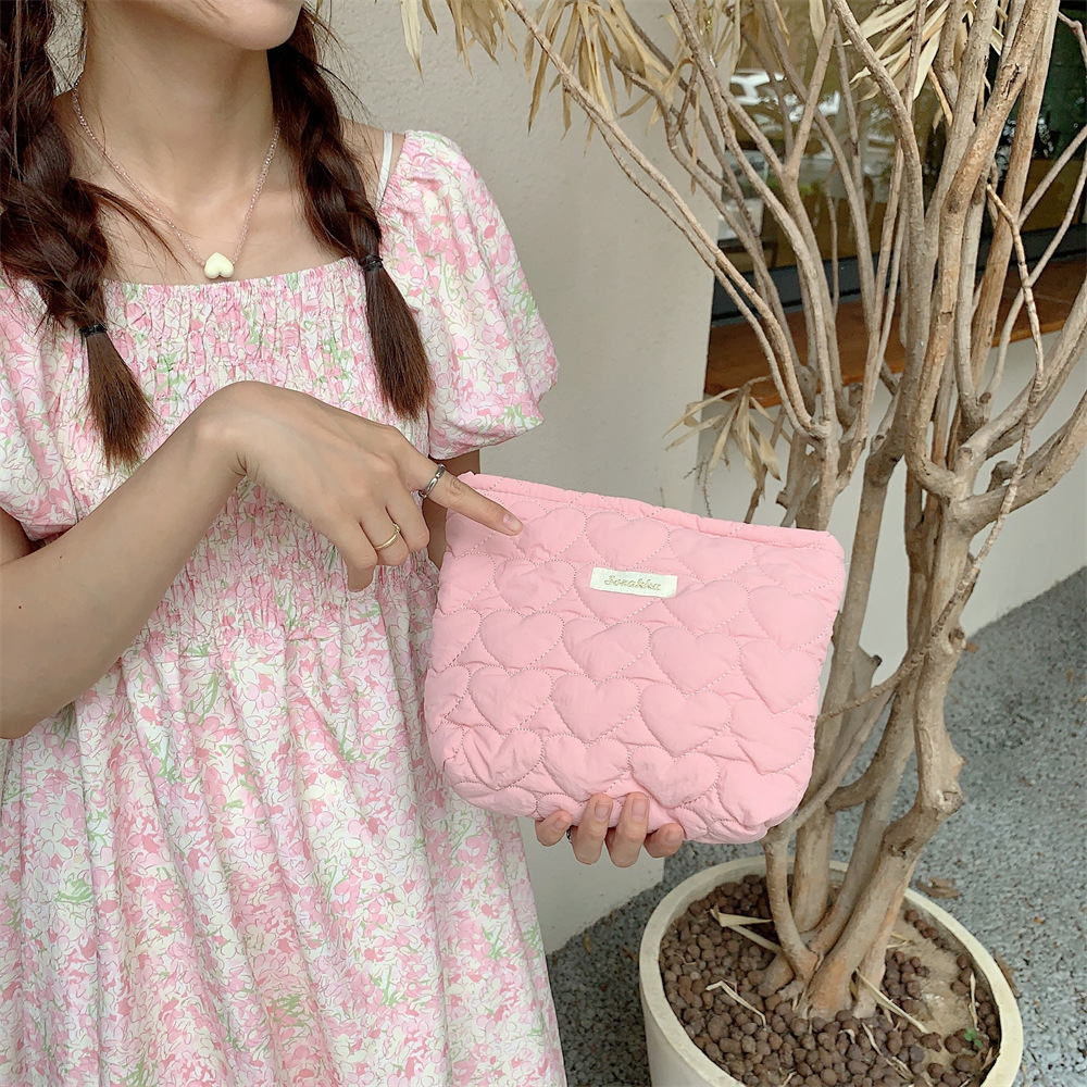 37291 ins Japanese and Korean quilted heart-shaped clutch inner bag, new large-capacity makeup bag, lipstick storage bag details Picture