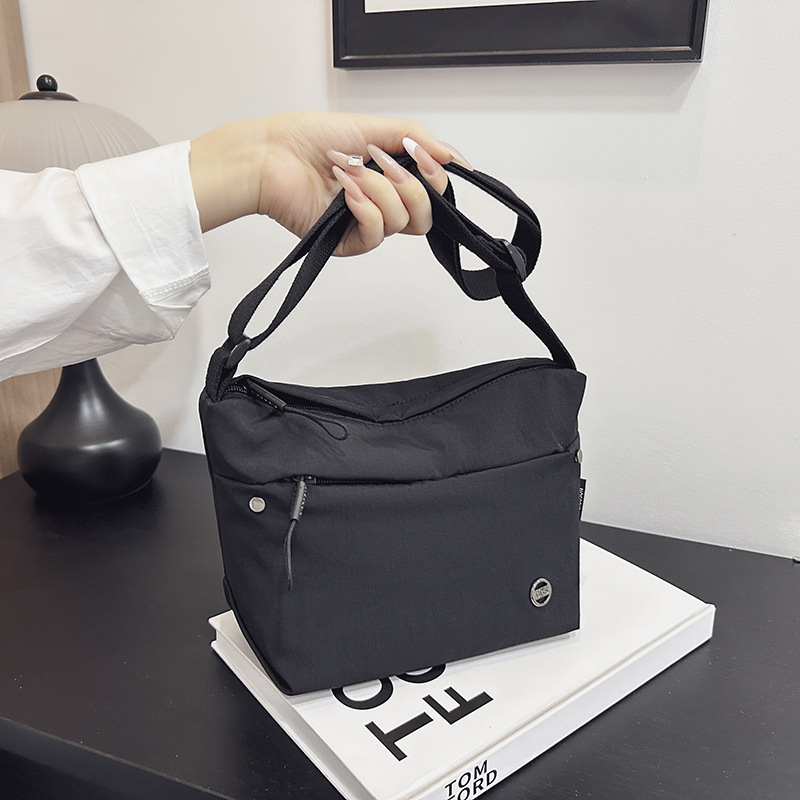 Korean style Instagram fashionable and simple crossbody bag, lightweight and large-capacity, trendy and versatile single-shoulder bag, fresh and cute handbag Application Scenario