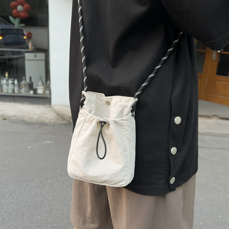 Japanese and Korean artistic single-shoulder crossbody bag, drawstring small bag, niche high-end sense, fashionable and lightweight, mini mobile phone nylon bag for women full figure