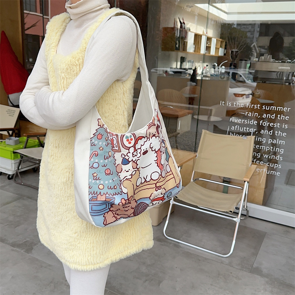 M312111 Cartoon Bear printed canvas tote bag, large-capacity student fashionable commuting single-shoulder bag, underarm bag Application Scenario