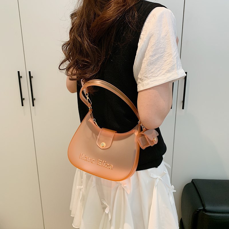 A retro oil waxed leather niche design women's bag, a new large-capacity crossbody bag for Korean autumn and winter, and a versatile single-shoulder tote bag Application Scenario