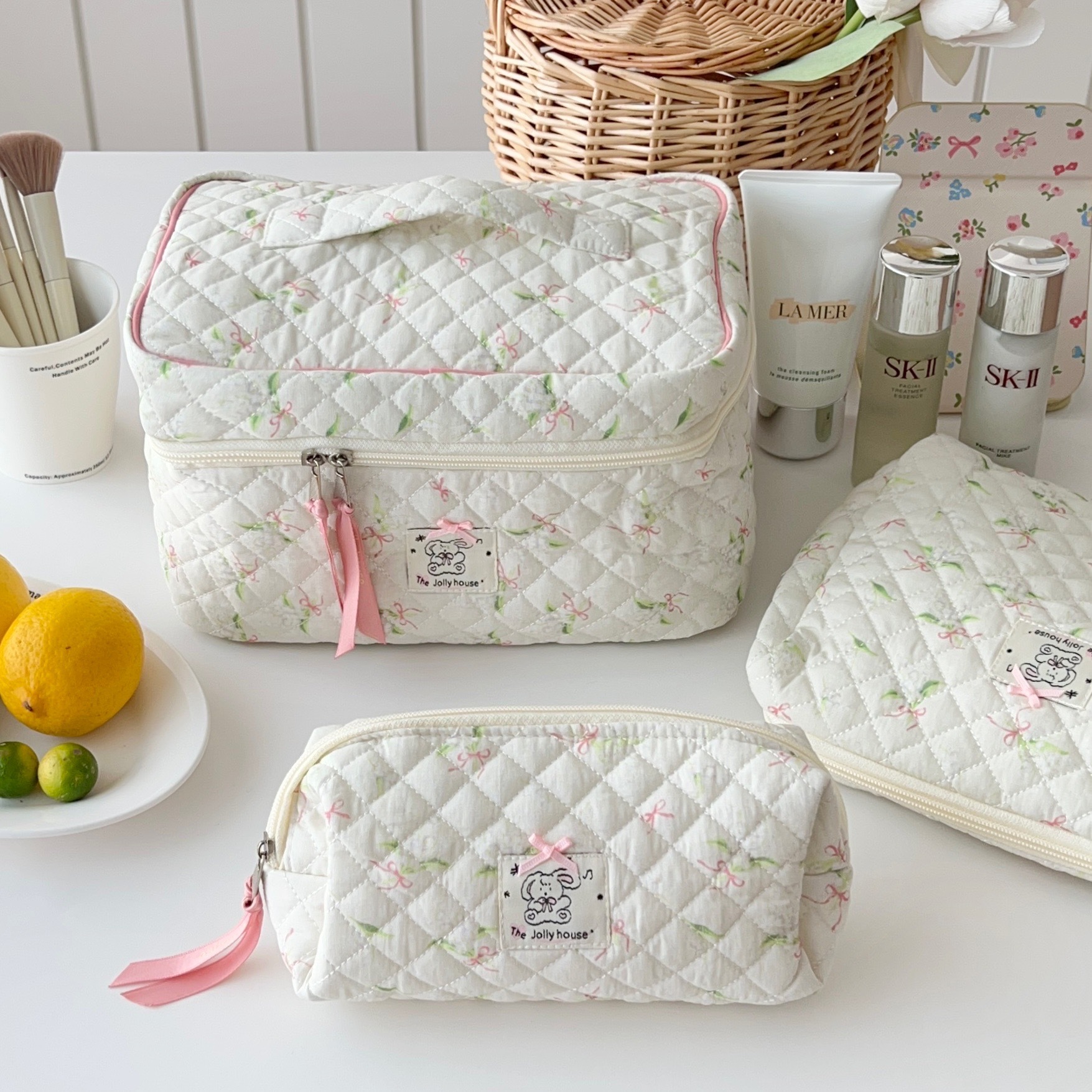 Cross-border cute little rabbit makeup bag, high appearance level, student portable large-capacity simple cosmetics storage bag, toiletry bag full figure