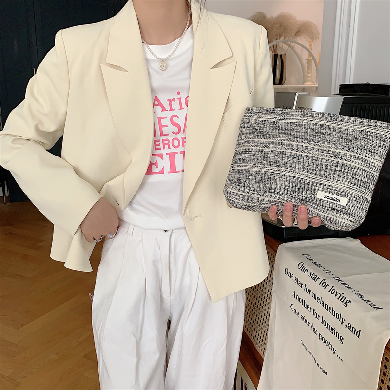【 In Stock 】33192 Textured Butterfly large-capacity cosmetic bag, Jacquard striped fabric travel portable storage bag Application Scenario