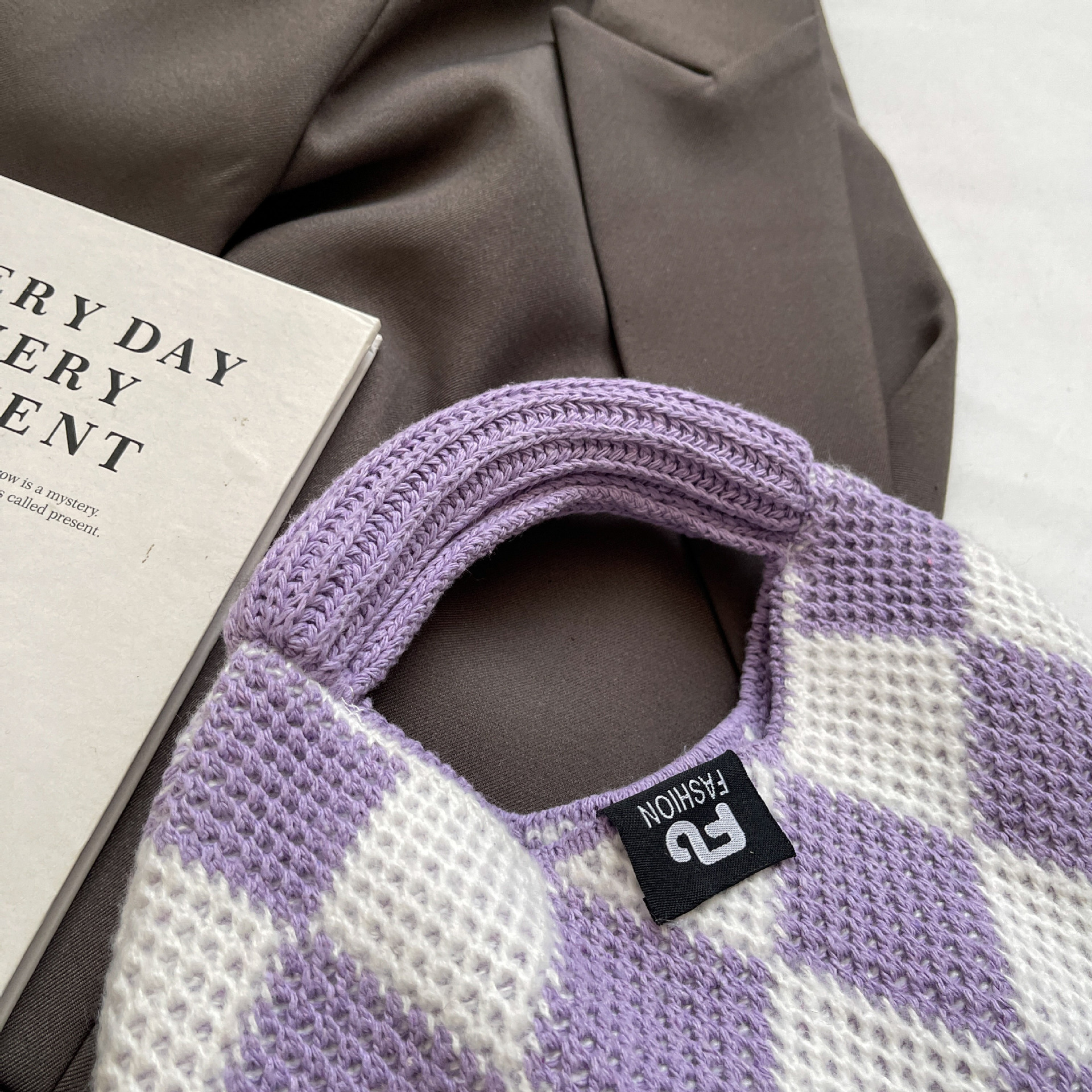 The new ins bag features a trendy color-blocking letter knitted single-shoulder bag, a large-capacity tote bag, and is comfortable, versatile and artistic Application Scenario