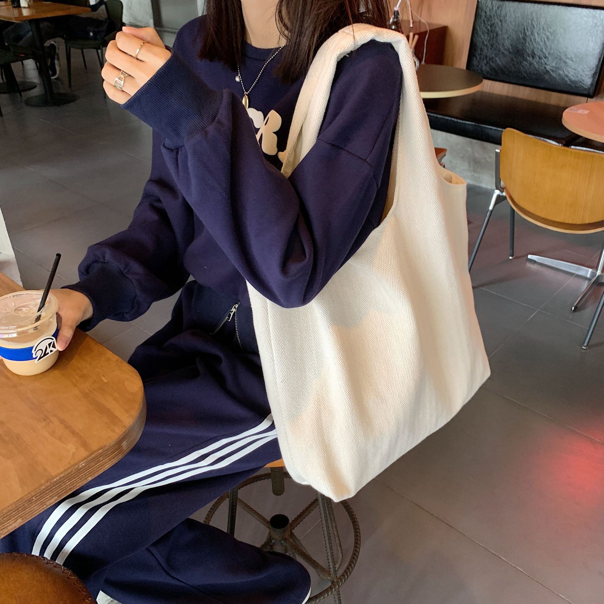 21085 ins Korean-style student vest bag, simple single-shoulder bag, hand-held shopping bag, large capacity, solid color series Application Scenario