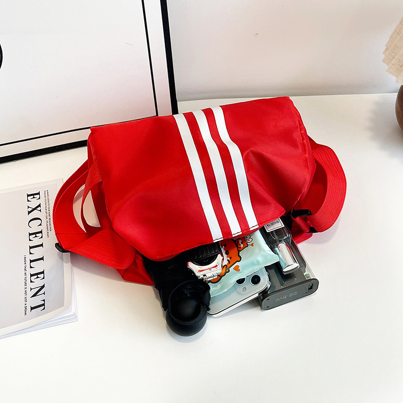 The new large-capacity women's bag, a Korean-style fashionable one-shoulder bag with a trendy Oxford fabric logo printable crossbody bag, is selling well Application Scenario