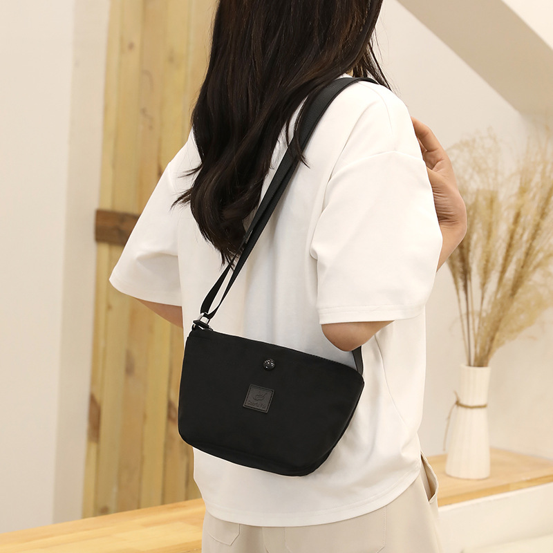 Colorful Fox's new fashionable and versatile women's single-shoulder bag, a simple crossbody backpack for work, and a waterproof nylon personalized bag details Picture