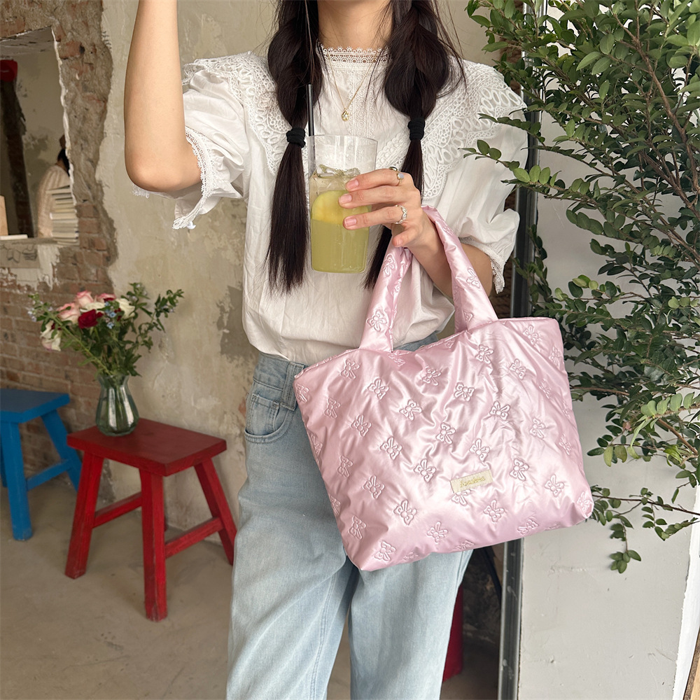 49221 New heart-shaped hand-held bento bag, Office worker's hand-held bag, shopping storage bag, student's miscellaneous storage bag full figure