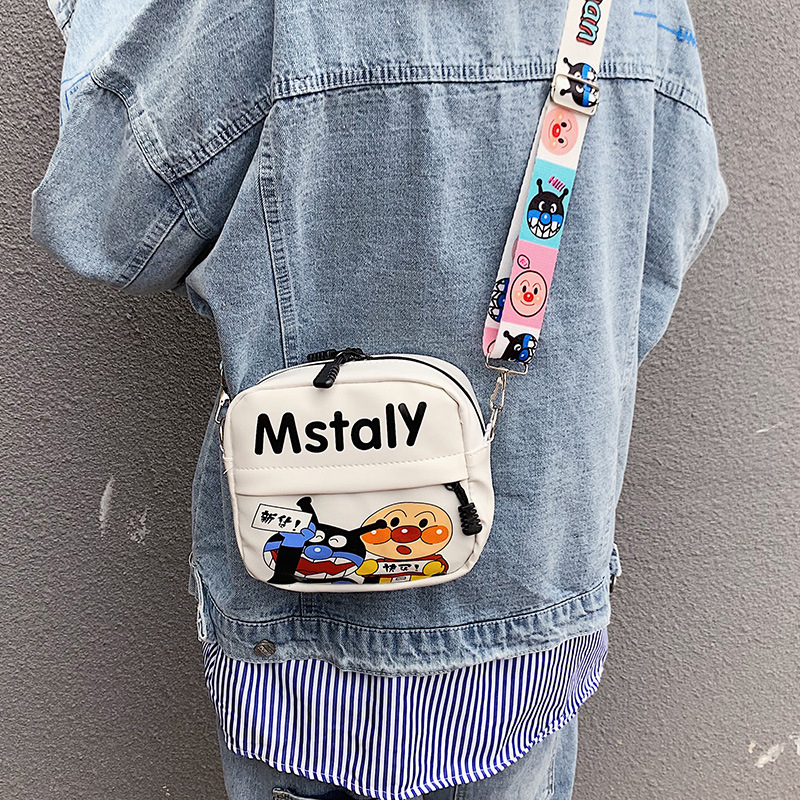 This funny, cute and adorable little bag is a trendy and individualistic new Instagram forest-themed Korean single-shoulder crossbody bag Specification drawing
