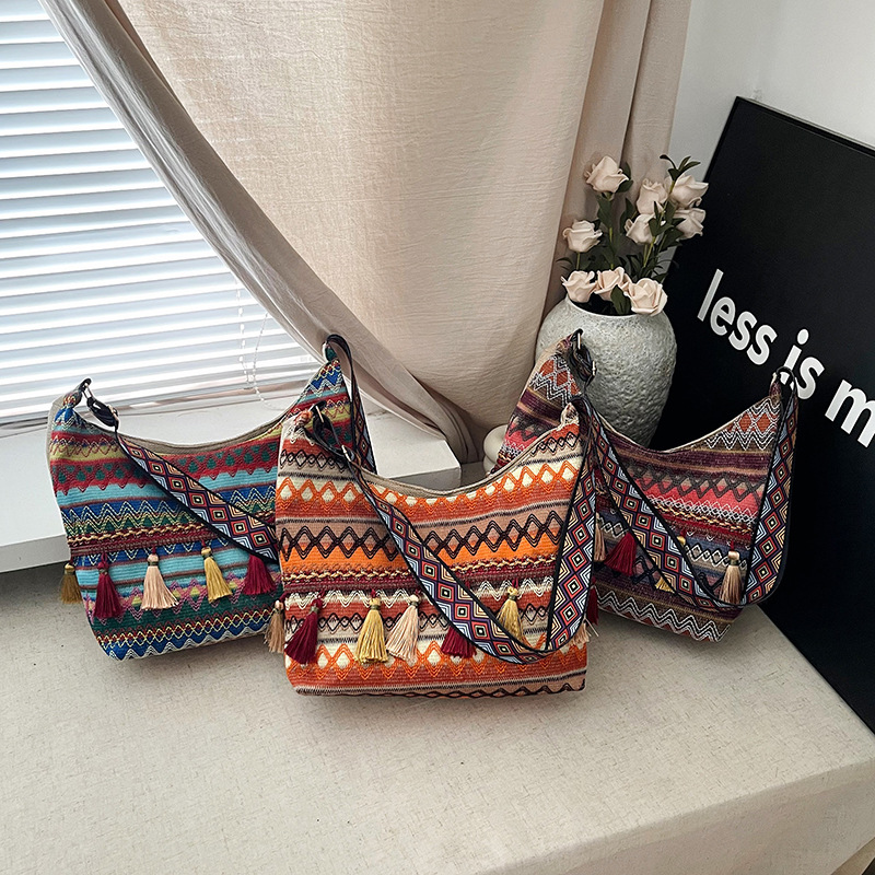 Large-capacity tote bag 2025 Summer new style trendy, simple and casual women's single-shoulder bag, artistic Chinese-style tassel bag full figure