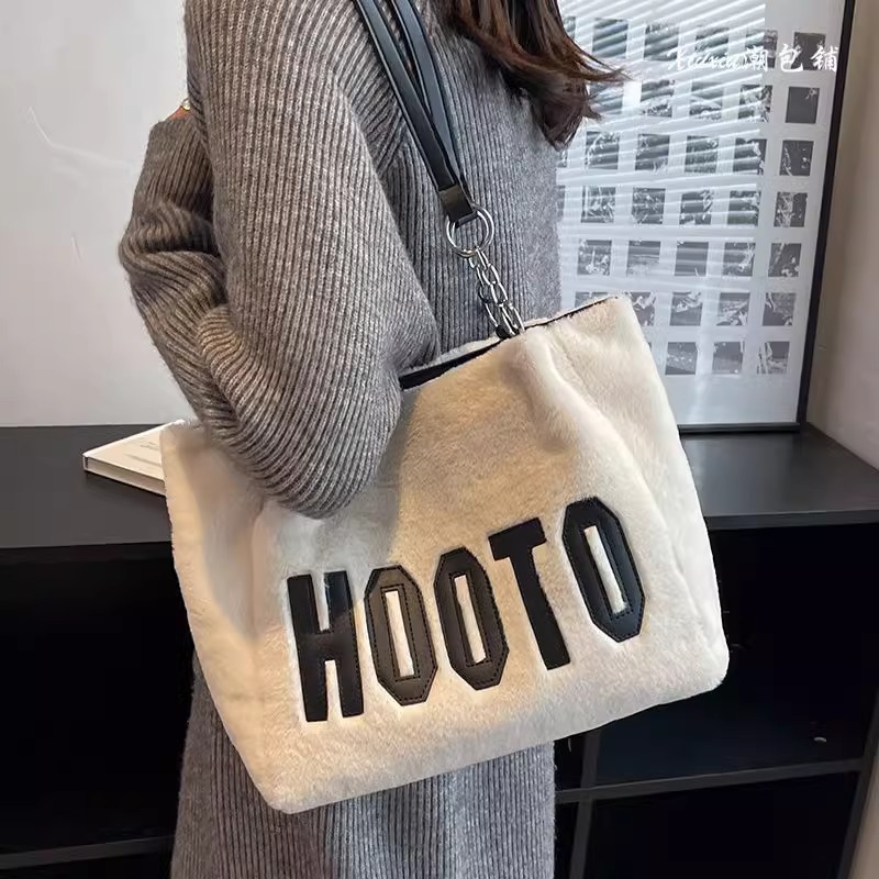 This 2023 new autumn and winter commuter bag with a large capacity of wool and fleece for women is fashionable and versatile. It is a single-shoulder tote bag with letters Specification drawing