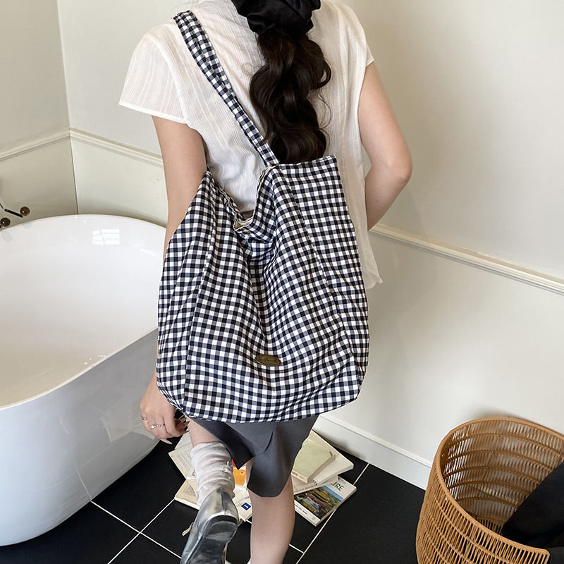 ins Korean-style laid-back single-shoulder bag, casual large-capacity black and white checkered tote bag, student commuting backpack for classes Application Scenario