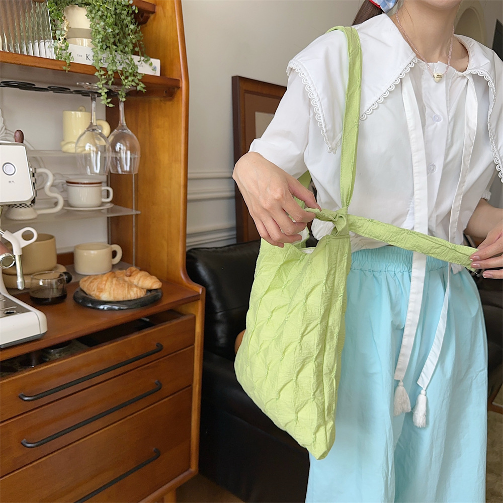 45153 Korean version pleated diamond-shaped bag for women, new casual large-capacity commuter underarm bag, crossbody single-shoulder bag for women Application Scenario
