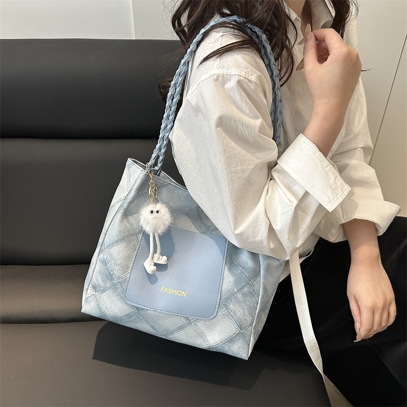New summer casual and elegant women's bags, large-capacity tote bags, single-shoulder underarm bags, fashionable and trendy commuting and school bags full figure
