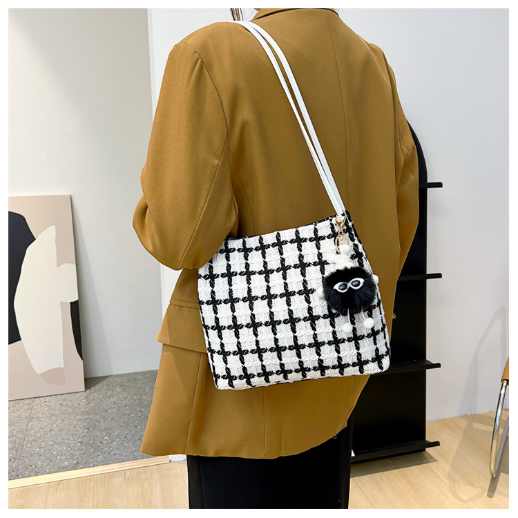 This year's popular bags are versatile for women. The 2023 new tweed bucket single-shoulder bag exudes a sense of sophistication and is a student commuting tote bag Specification drawing
