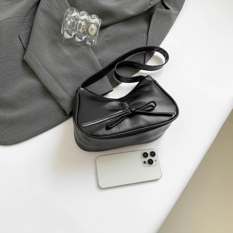 New casual, stylish and niche underarm bag with unique design, beautiful single-shoulder bag, versatile crossbody crescent bag for women wholesale Application Scenario
