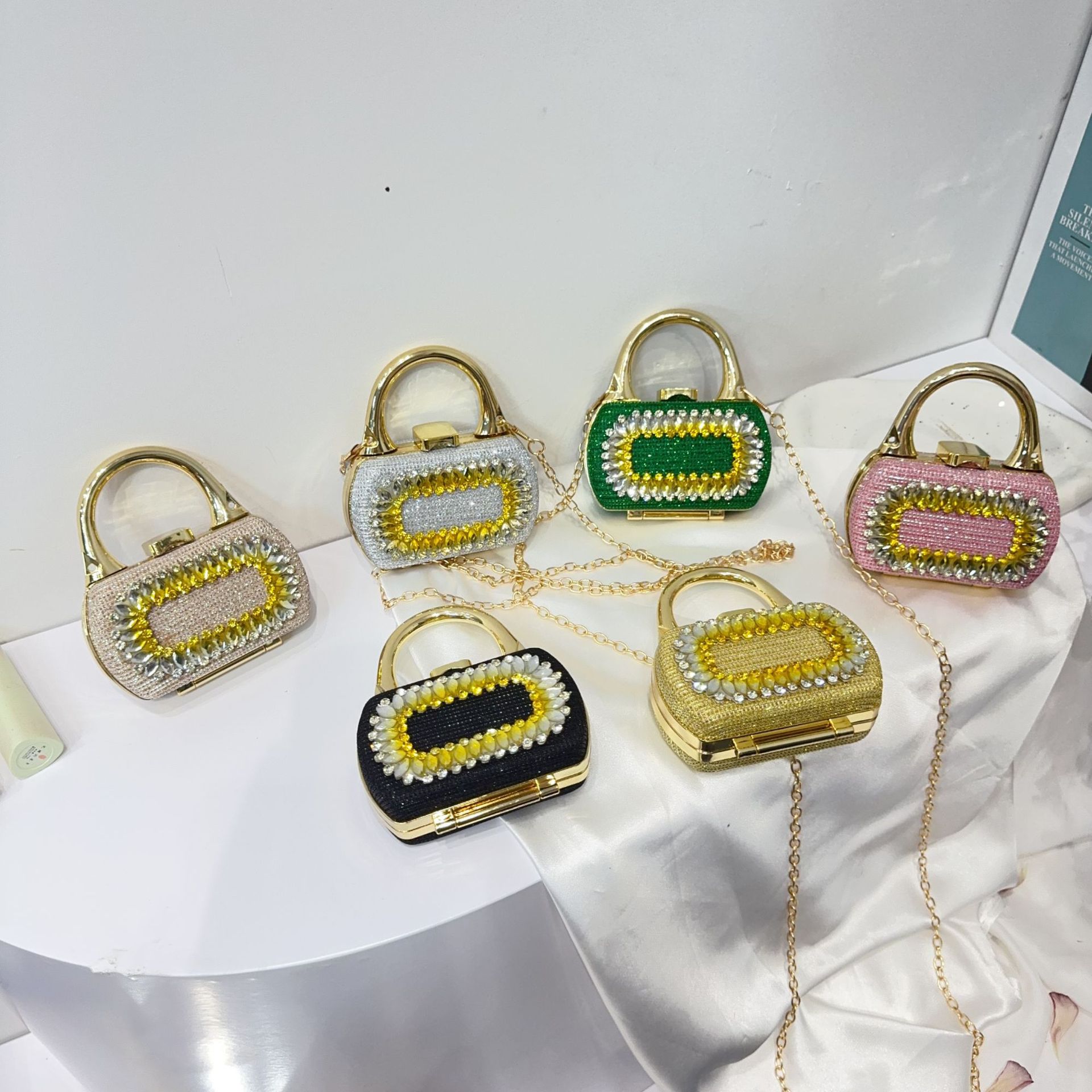 The new cross-border rhinestone handbag features a niche design and exudes the elegance of a socialite. It is a high-end banquet single-shoulder crossbody bag with diamonds details Picture