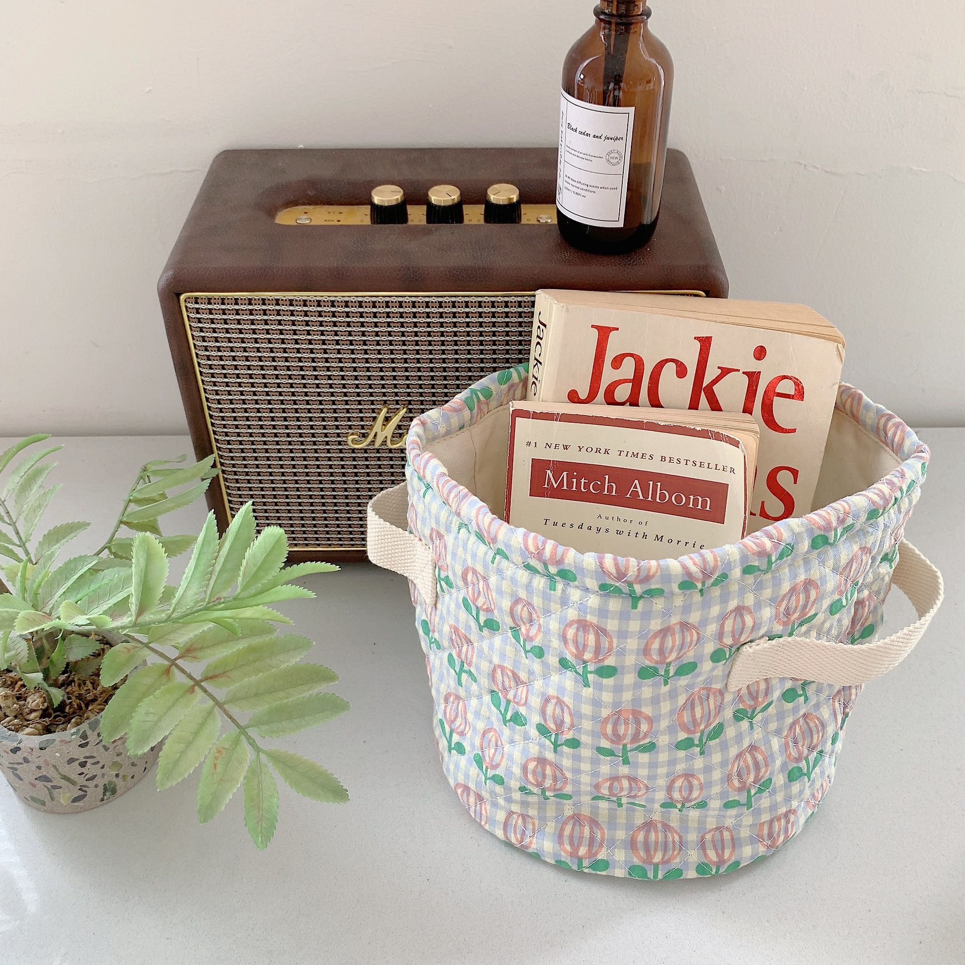 26276 Cute storage basket, snack basket, home, student dormitory, skin care products, makeup bag, organizing makeup brush basket Item Picture