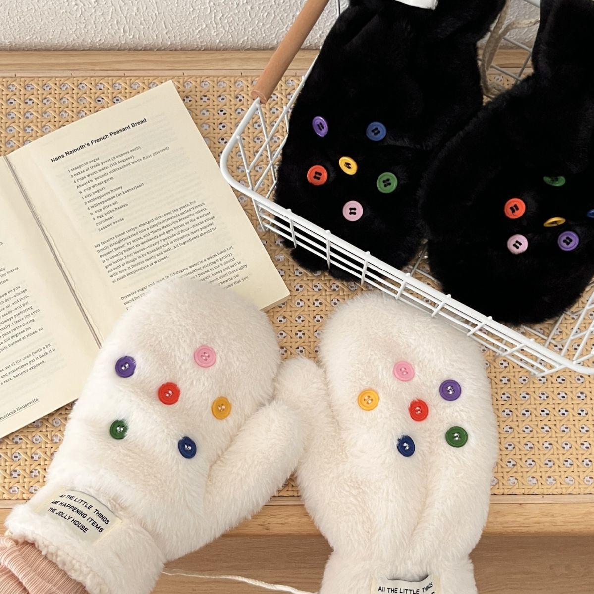 Dopamine button plush gloves for girls, cute and warm in winter, thickened cold-proof, student cycling and skiing halter-neck gloves Specification drawing