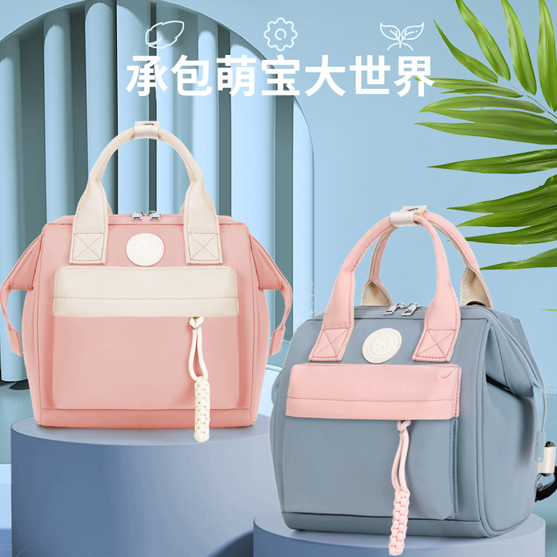 A lightweight mom bag with a high level of appearance, a young and hot mom taking her kids for a walk, a shoulder bag, a crossbody mom bag, and a stylish backpack full figure