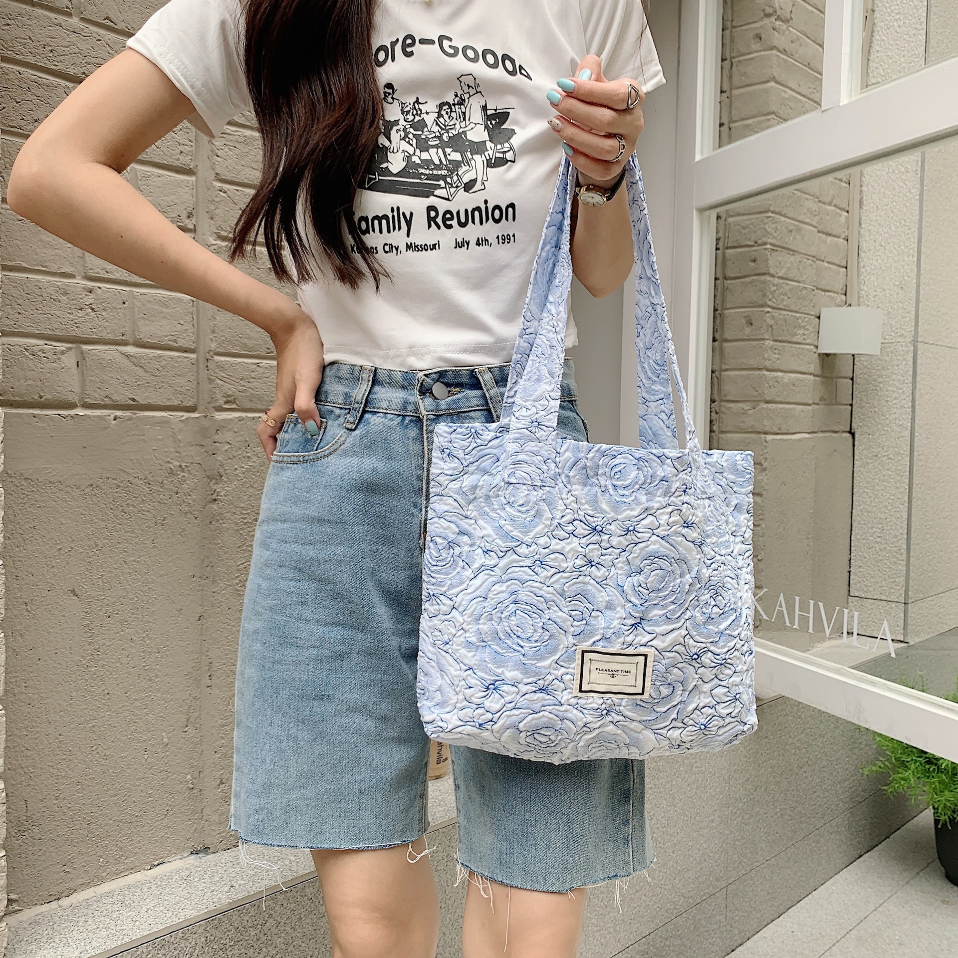 Wholesale of 25244 Jacquard blue rose large-capacity portable bags, clutch bags, storage bags, ladies' tote handbags Application Scenario
