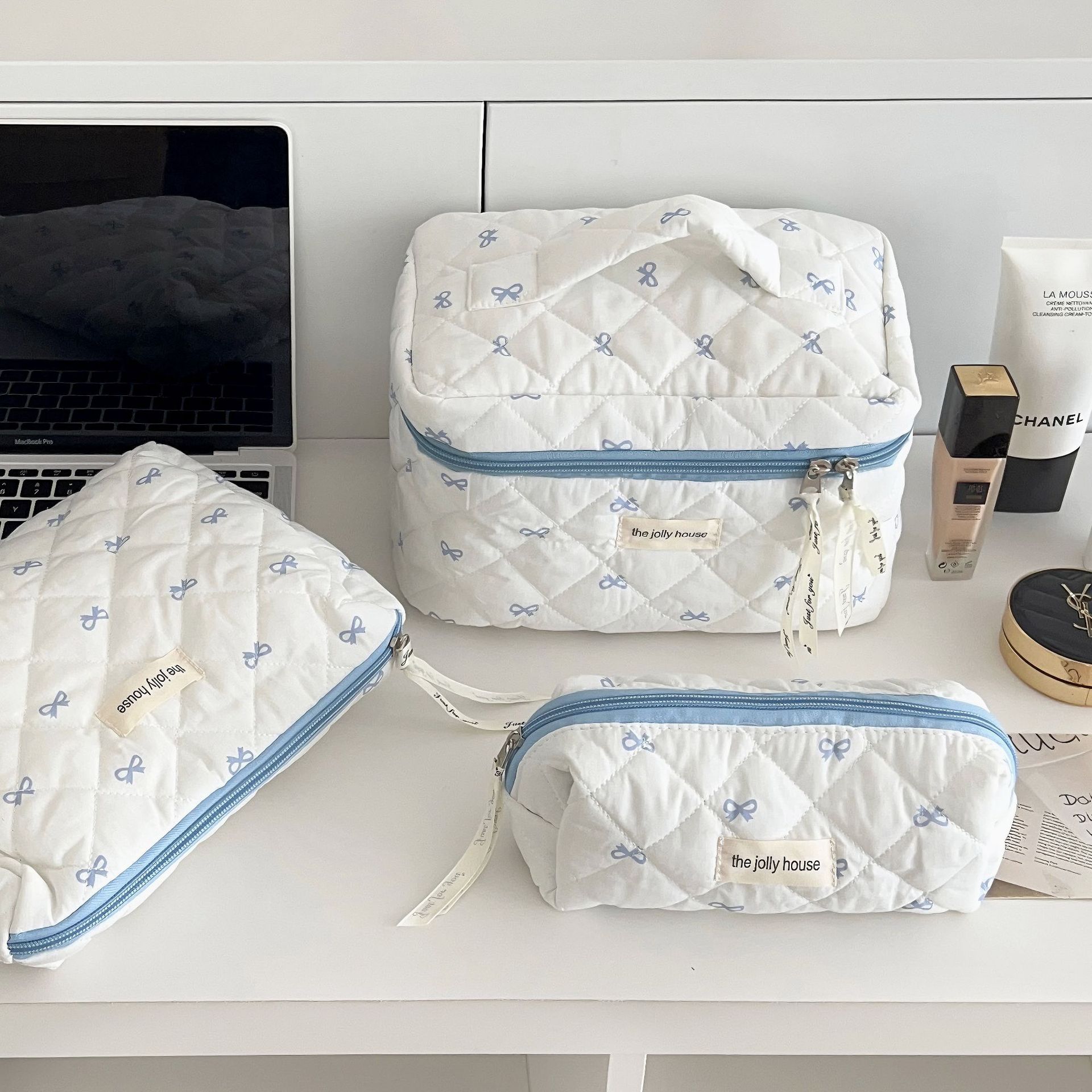 Original! A creamy blue bow makeup bag for women, a portable large-capacity storage bag for cosmetics and toiletries when traveling full figure