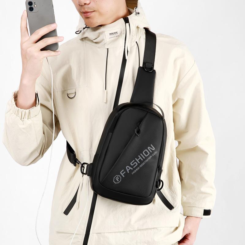 New men's trendy handbag with large capacity, lightweight and versatile shoulder bag, outdoor sporty and fashionable crossbody bag Application Scenario