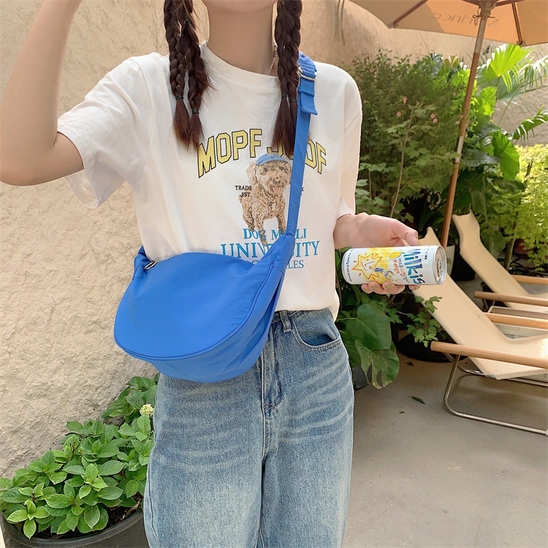 34194 ins Summer crossbody canvas bag for girls, nylon casual lightweight crossbody bag for students, single-shoulder dumpling bag Application Scenario