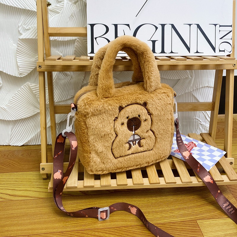 A fashionable and simple crossbody bag is selling well. It's a new hand-held cosmetic doll bag, a children's claw machine doll, and a crossbody pocket with loose change details Picture