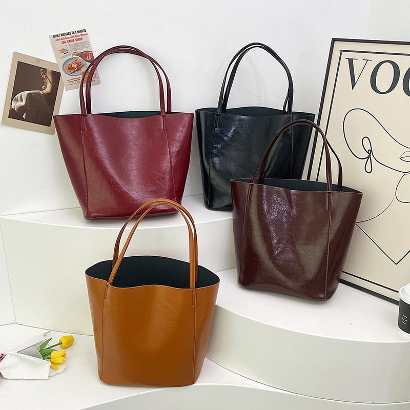 The large-capacity retro tote bag for women in 2024, a new style of fashionable, simple and casual large bag in solid color, versatile single-shoulder bag, is selling well full figure