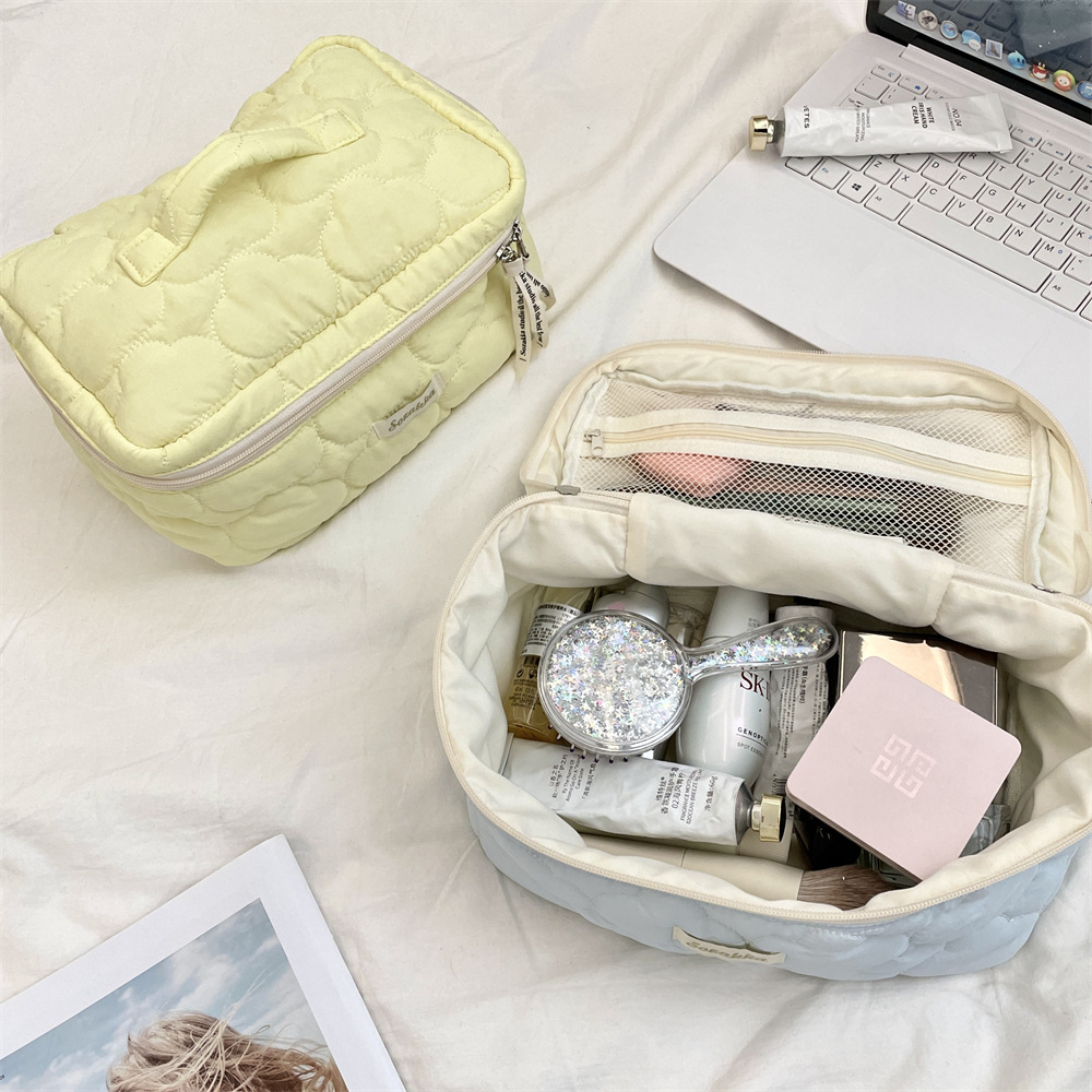 54132 Cosmetic bag, cloud quilted, portable, large capacity, toiletries storage, skincare handbag, travel storage details Picture