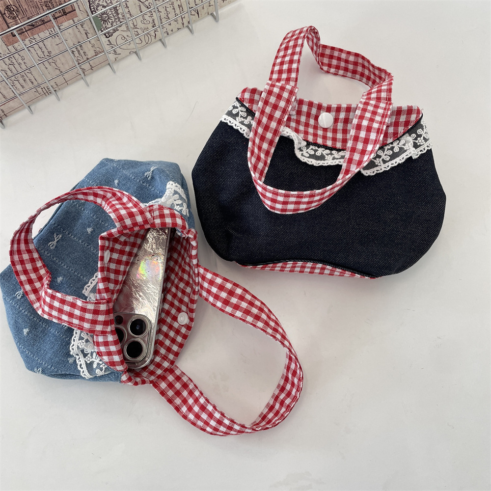 53251 Korean-style sweet and fresh lace-trimmed hand-held bag, retro and fashionable red and blue checkered handbag Application Scenario