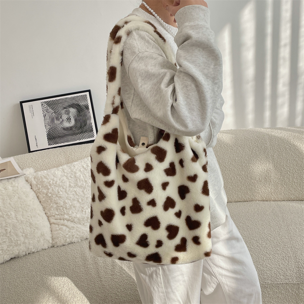 410261 Autumn and Winter New style love single-shoulder hand-carry large-capacity fur tote bag, plush hand-carry underarm women's bag Application Scenario