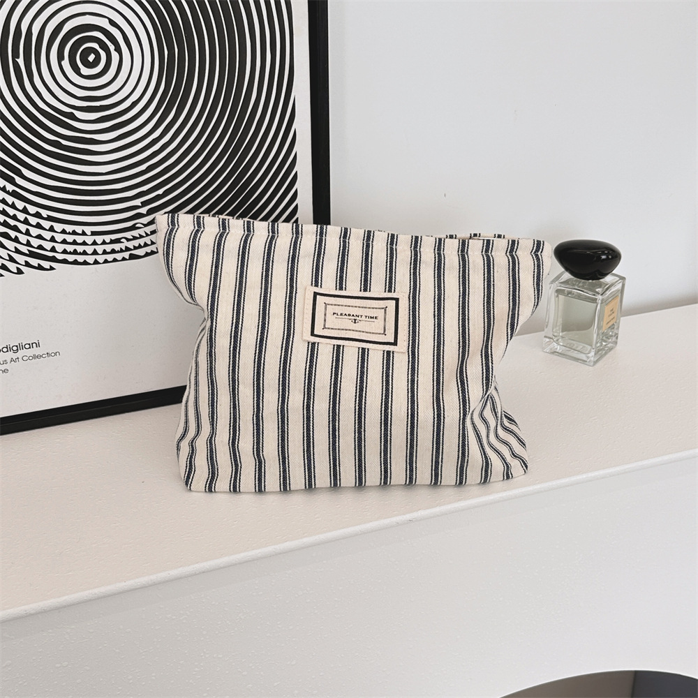 311024 ins Early Autumn Retro striped makeup bag, Large Capacity Toiletry bag, Travel Portable Cosmetics Storage bag Application Scenario