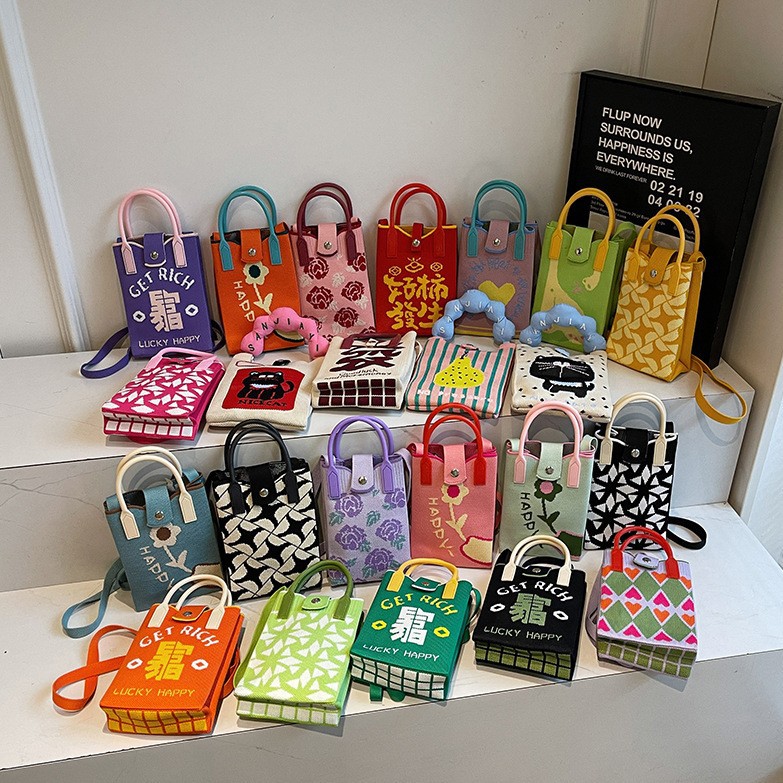 Mini crossbody phone bag, women's knitted coin purse, fashionable, versatile and cute single-shoulder handbag, commuting and going shopping Application Scenario