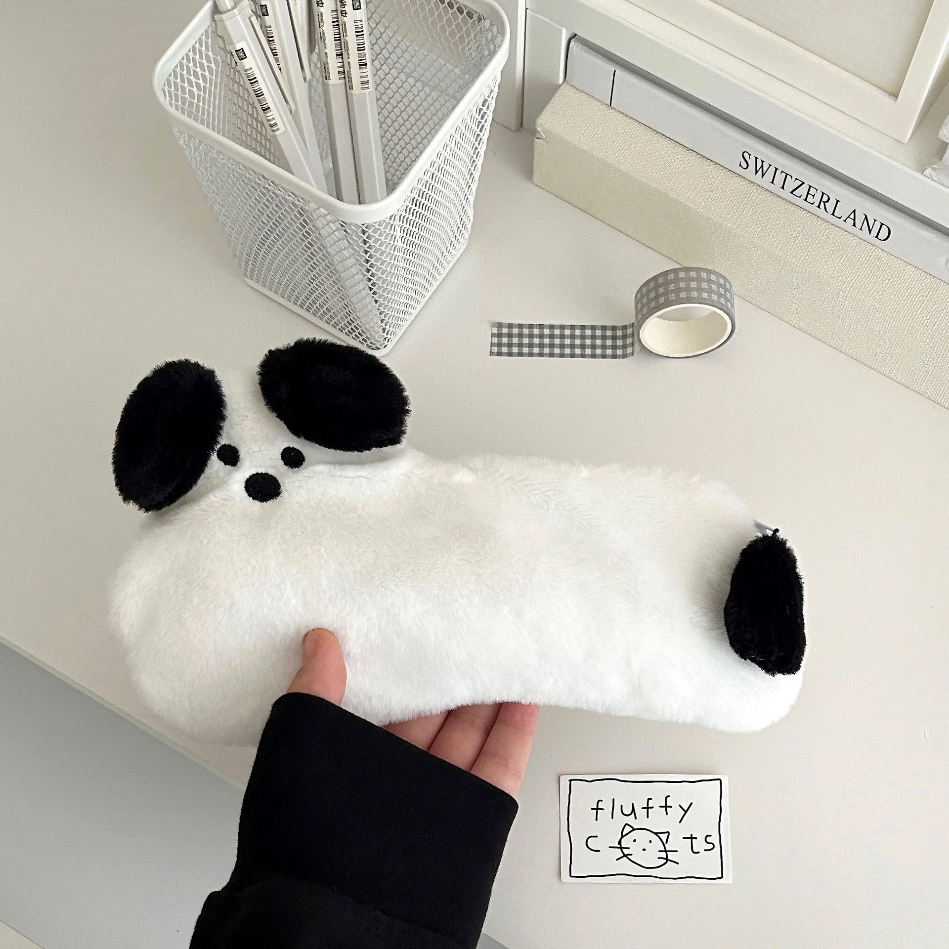 Cute running dog plush pen case, large-capacity student stationery bag, pencil case for junior high school girls and primary school students Specification drawing